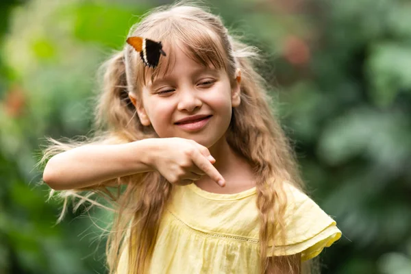 Menina Segurando Borboleta Sua Mão — Fotografia de Stock