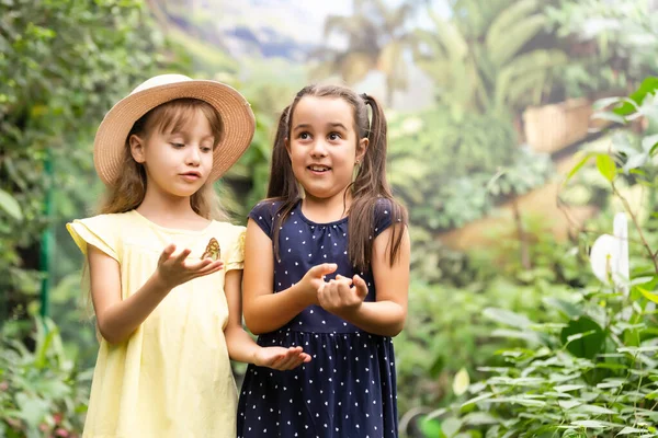 Duas Meninas Com Borboletas Uma Estufa — Fotografia de Stock