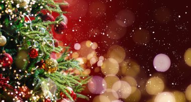 Kırmızı Topları ve Yıldızları olan Noel Ağacı. Yüksek kalite fotoğraf