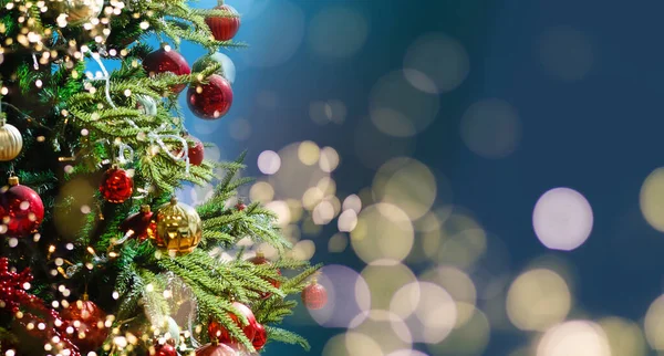 Decorato Con Ornamenti Luci Albero Natale Sfondo Verde Buon Natale — Foto Stock