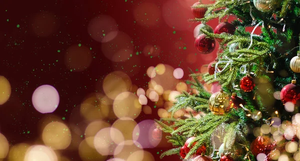 Verziert Mit Ornamenten Und Lichtern Weihnachtsbaum Auf Grünem Hintergrund Frohe — Stockfoto