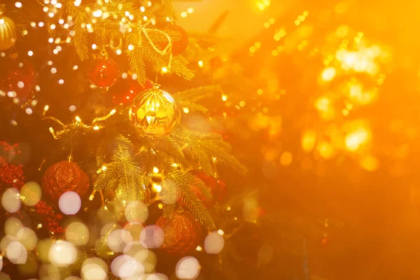 Kırmızı Topları Yıldızları Olan Noel Ağacı Yüksek Kalite Fotoğraf — Stok fotoğraf