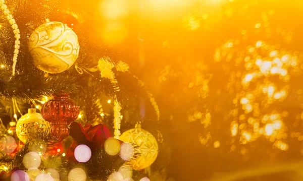 Árbol Navidad Con Bolas Rojas Estrellas Foto Alta Calidad —  Fotos de Stock