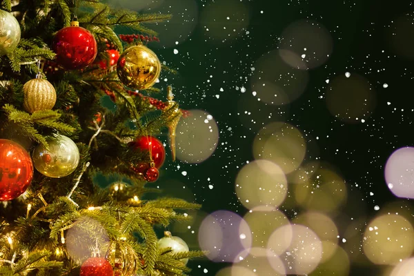 Zdobené Ozdobou Světel Vánoční Stromeček Zeleném Pozadí Veselé Vánoce Veselé — Stock fotografie