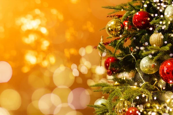 Albero Natale Con Palle Rosse Stelle Foto Alta Qualità — Foto Stock