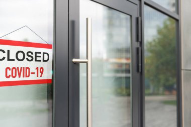 Üzgünüm, kapalıyız. Kirli cam kapıya asılı grunge resmi. Yüksek kalite fotoğraf