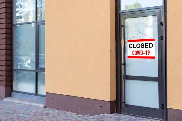 Covid 19で閉店 というメッセージが表示されているお店の窓にある赤い閉じた看板の上での閉店 高品質の写真 — ストック写真