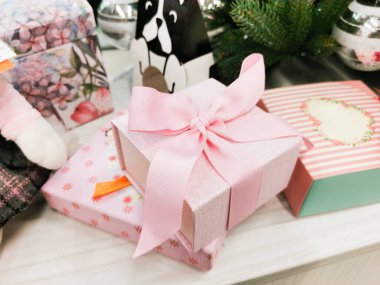 Bir grup hediye. Fiyonklu hediye kutuları. Gri arkaplan. Noel hediyeleri