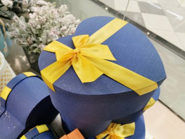 Bir grup hediye. Fiyonklu hediye kutuları. Gri arkaplan. Noel hediyeleri