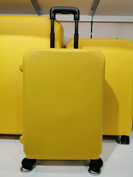 Gelbe Koffer Mit Schwarzer Hand — Stockfoto
