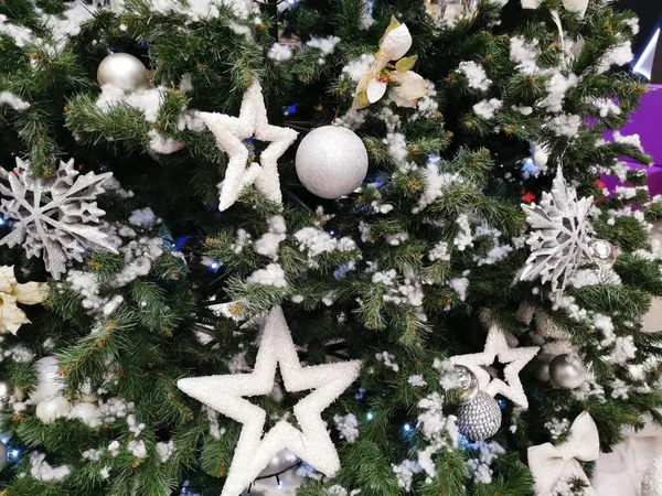 Árvore Natal Com Brinquedos Brancos Interior Cartão Natal Com Decoração — Fotografia de Stock