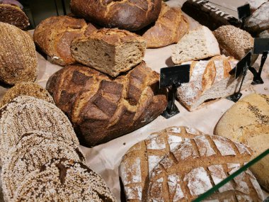 Farklı ekmek, kek ve çöreklerle modern fırın