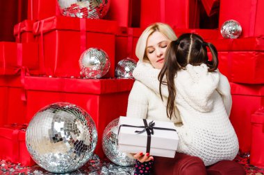 Anne ve kızının hediye kutularıyla çekilmiş resmi, Noel.