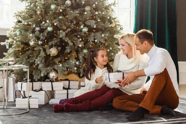 Portret Van Een Vriendelijke Familie Kerstavond — Stockfoto