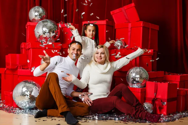 Famiglia Felice Con Regalo Natale — Foto Stock
