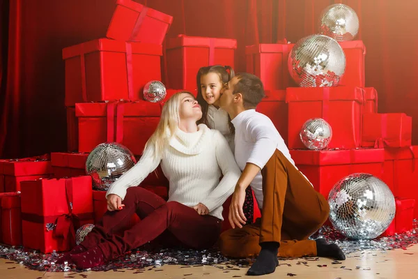 Portret Van Een Vriendelijke Familie Kerstavond — Stockfoto