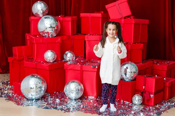 Mooi Klein Meisje Glimlachend Buurt Van Rode Kerstdozen — Stockfoto
