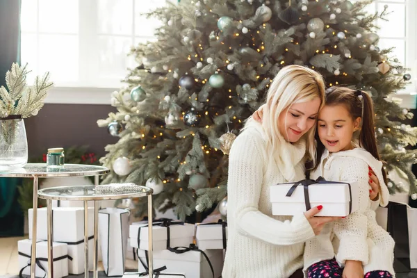 Meisje Verrassen Haar Moeder Met Kerstcadeau — Stockfoto