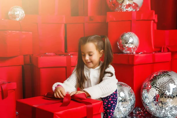 Vrolijk Schattig Klein Meisje Met Cadeautje Meisje Een Van Kerstcadeaus — Stockfoto