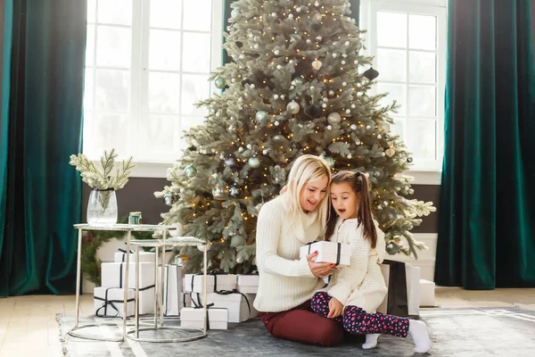 Gelukkig Gezin Moeder Baby Klein Kind Spelen Winter Voor Kerstvakantie — Stockfoto