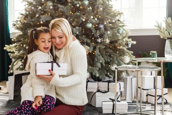 Foto Van Moeder Dochter Met Kado Doosjes Kerst — Stockfoto