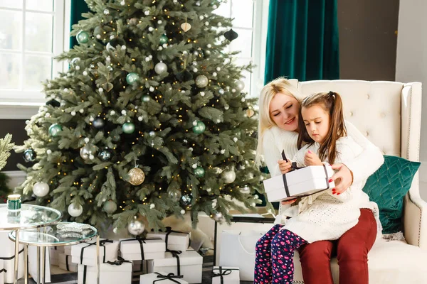 Foto Van Moeder Dochter Met Kado Doosjes Kerst — Stockfoto