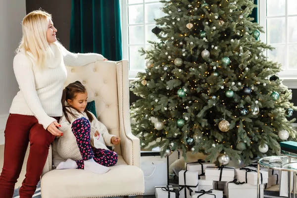 ギフトボックス付きの母と娘の写真クリスマス — ストック写真
