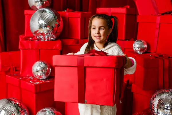 Gelukkig Klein Meisje Met Kerstcadeaus — Stockfoto