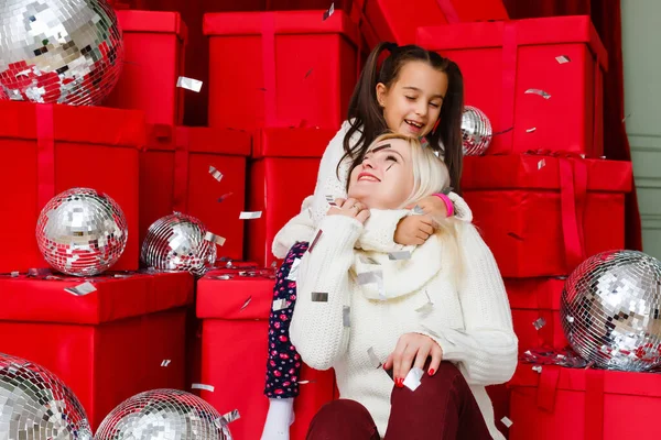 Foto Van Moeder Dochter Met Kado Doosjes Kerst — Stockfoto