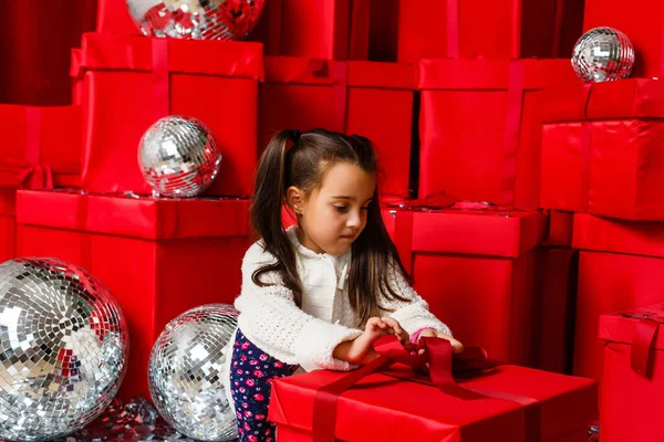 Gelukkig Klein Meisje Met Kerstcadeaus — Stockfoto