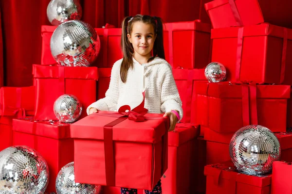 Vrolijk Schattig Klein Meisje Met Cadeautje Meisje Een Van Kerstcadeaus — Stockfoto