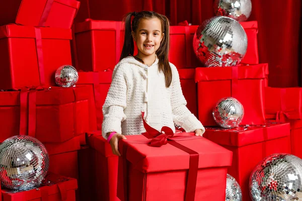 Gelukkig Klein Meisje Met Kerstcadeaus — Stockfoto