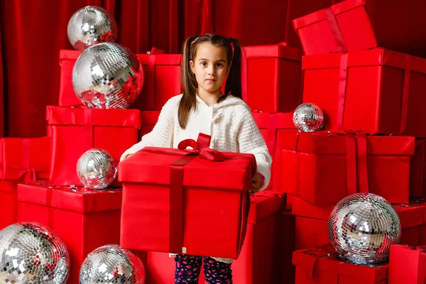 Gelukkig Klein Meisje Met Kerstcadeaus — Stockfoto