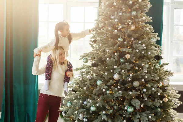 Kerstmis Kerstmis Winter Geluk Concept Moeder Dochter Veel Plezier — Stockfoto
