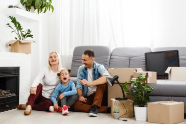 Genç bir aileyi barındıran konsept. Anne, baba ve çocuk yeni evlerinde bir çatı altında yaşıyorlar.