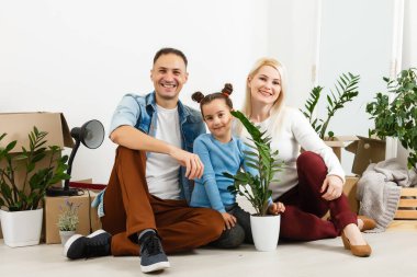 Aile yeni evinde karton kutuları açıyor