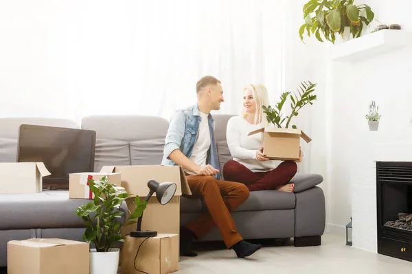 Young Couple Carrying Big Cardboard Box New Home Moving House — Stock Photo, Image