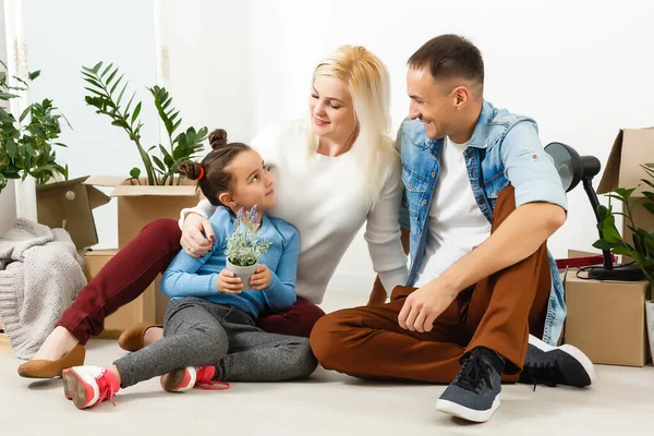 Joyeux Famille Assis Sur Sol Bois Père Mère Enfant Amusent — Photo