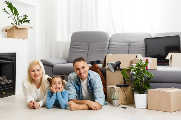 Conceito Habitação Uma Família Jovem Mãe Pai Filho Nova Casa — Fotografia de Stock