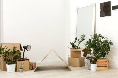 Yeni eve taşınmak için paketlenmiş ev eşyaları