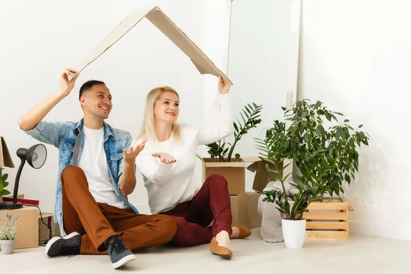 Feliz Jovem Casal Movendo Nova Casa — Fotografia de Stock