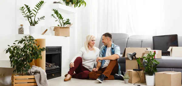 Young Couple Carrying Big Cardboard Box New Home Moving House — Stock Photo, Image