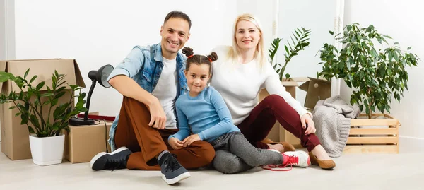 Famille Déballer Les Boîtes Carton Nouvelle Maison — Photo