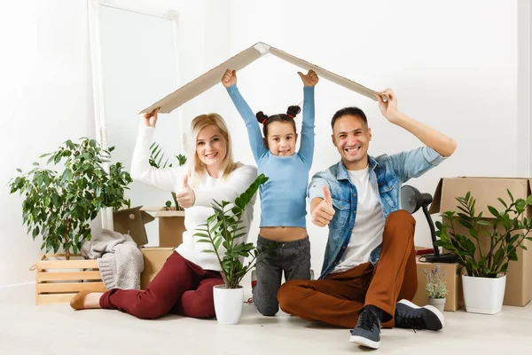 Familjen Flyttar Till Ett Nytt Hem — Stockfoto