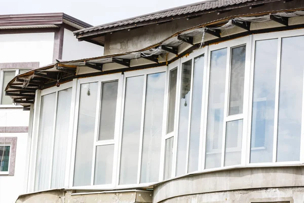 Zwei Weiße Kunststofffenster Einer Ziegelwand Draußen — Stockfoto