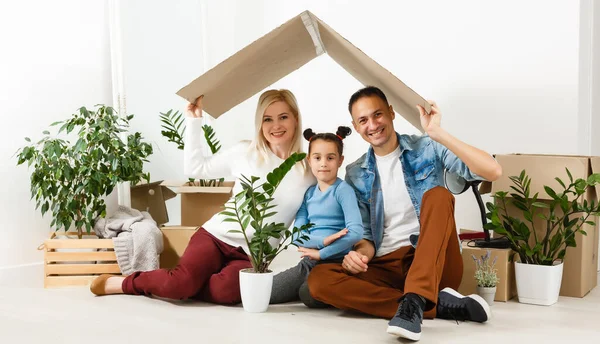 Feliz Familia Sentada Suelo Madera Padre Madre Hijo Divirtiéndose Juntos — Foto de Stock