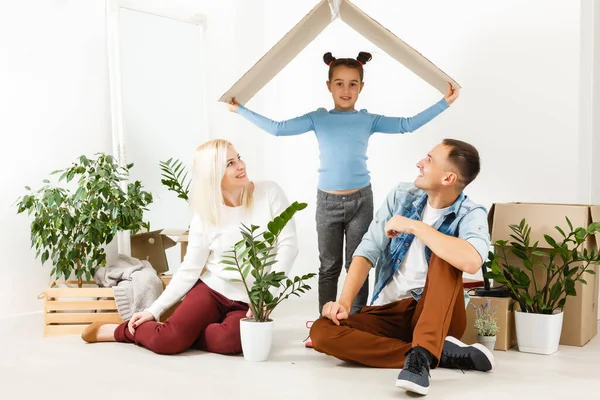 Lycklig Familj Sittande Trägolv Far Mor Och Barn Har Kul — Stockfoto