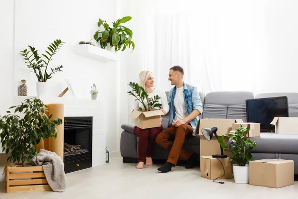 Smiling Couple Sitting Floor Looking Away Camera — Stock Photo, Image