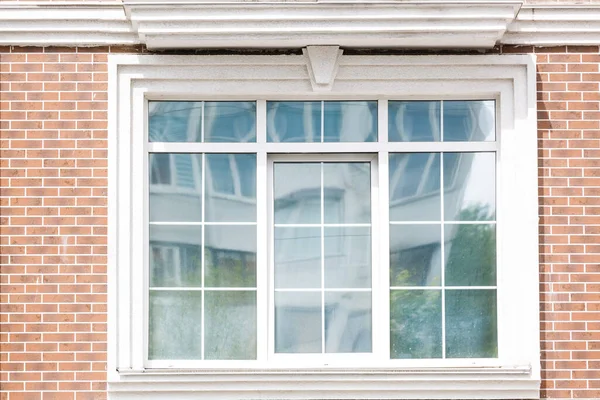 Fenster Einer Roten Backsteinmauer — Stockfoto