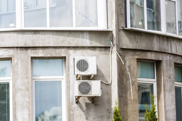 Grandes Ventanas Fuera Casa — Foto de Stock